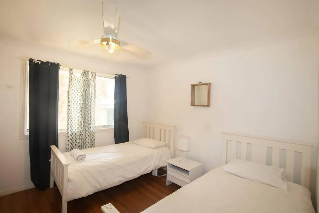Palm Beach House - Sleeps 10 - Spacious Point Lookout 0*,  Australien