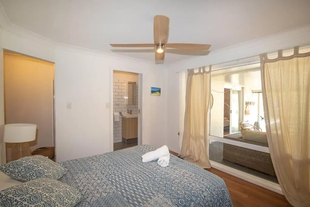 Palm Beach House - Sleeps 10 - Spacious Point Lookout