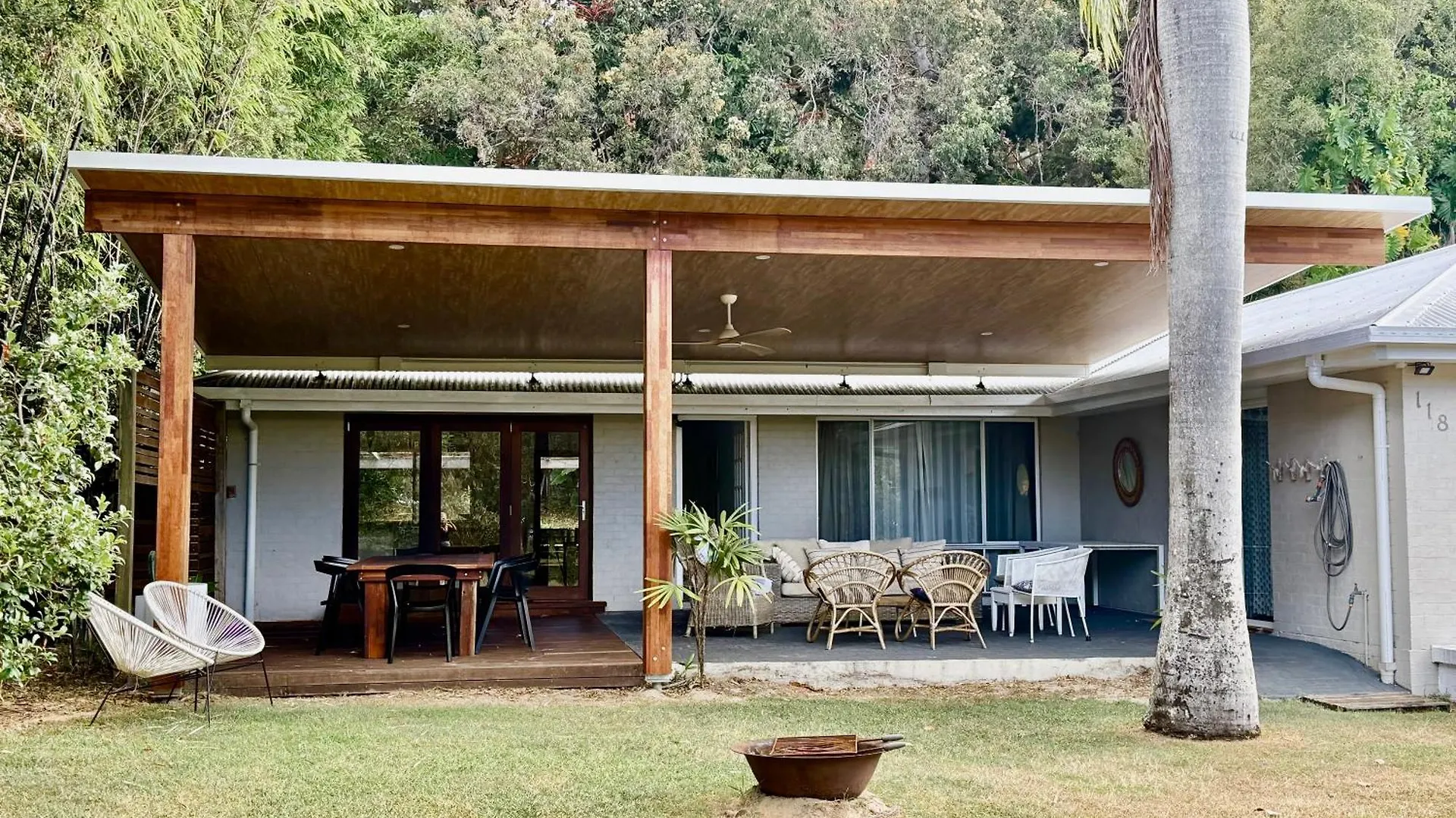 Palm Beach House - Sleeps 10 - Spacious Point Lookout